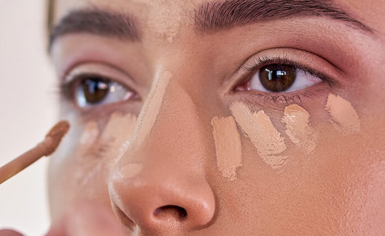 آشنایی با کانسیلر دور چشم و ویژگی های آن